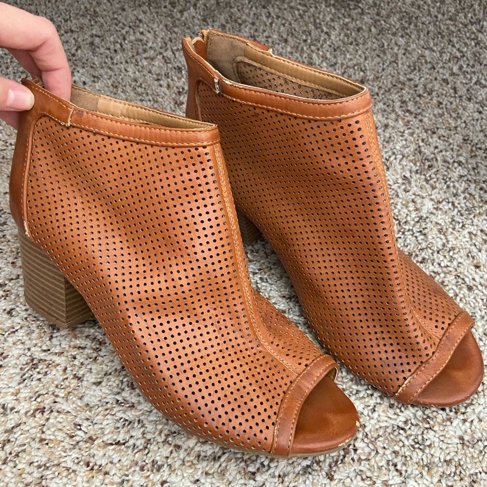 Open toe heeled booties